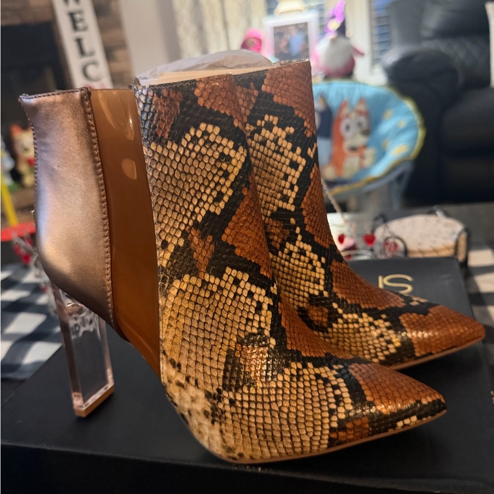 ShoeDazzle snakeskin ankle boots with a clear chunky boots size 6 nib